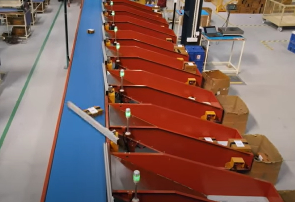 HYPHEN-SCS-DENEB-Narrow-Belt-Sortation-System.jpg