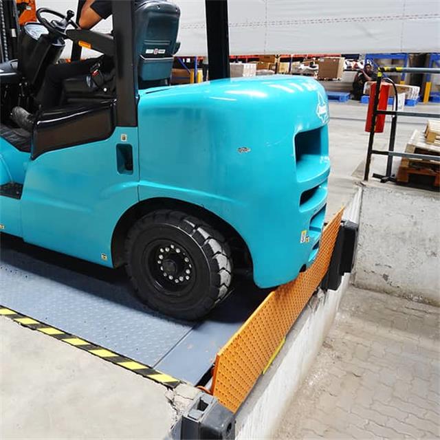 Forklift Roll off Barrier Lip Dock Leveler Gandi Automation 6.jpg