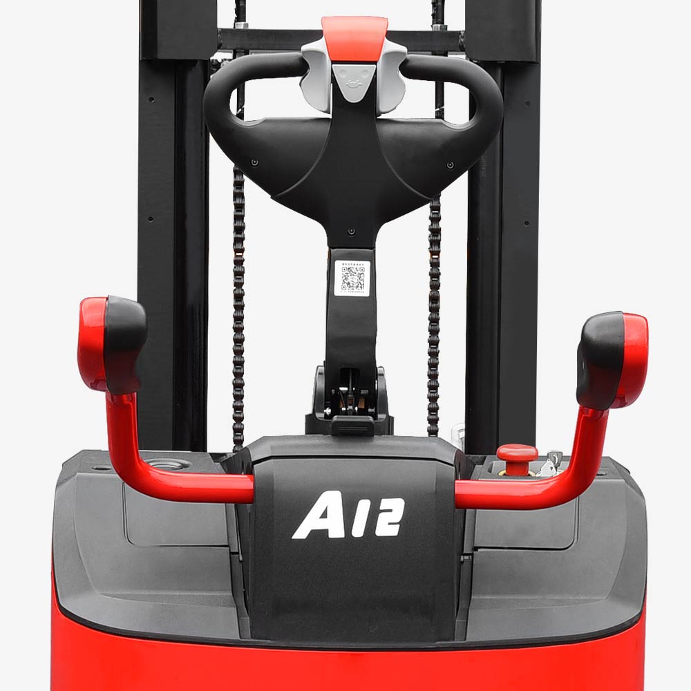 A series electric counterbalanced stacker..jpg